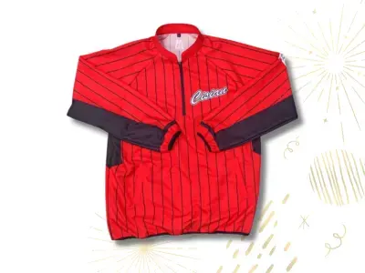 運動風衣 WB07 安新衣坊客製化長袖風衣實品照片,展示桃市錦興專屬防風外套。採用實用的連帽與全拉鍊設計(WB-L4版型),淺灰底色搭配充滿氣勢的黑色書法字體隊名,呈現經典俐落的校園團隊形象。