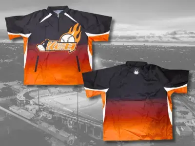 運動風衣 WB07 安新衣坊客製化短袖風衣實品照片,展示Kuma棒壘球隊專屬戰袍。採用熱昇華技術完美呈現黑橘漸層底色與火焰棒球隊徽,版型為防風小立領半拉鍊短袖款式。