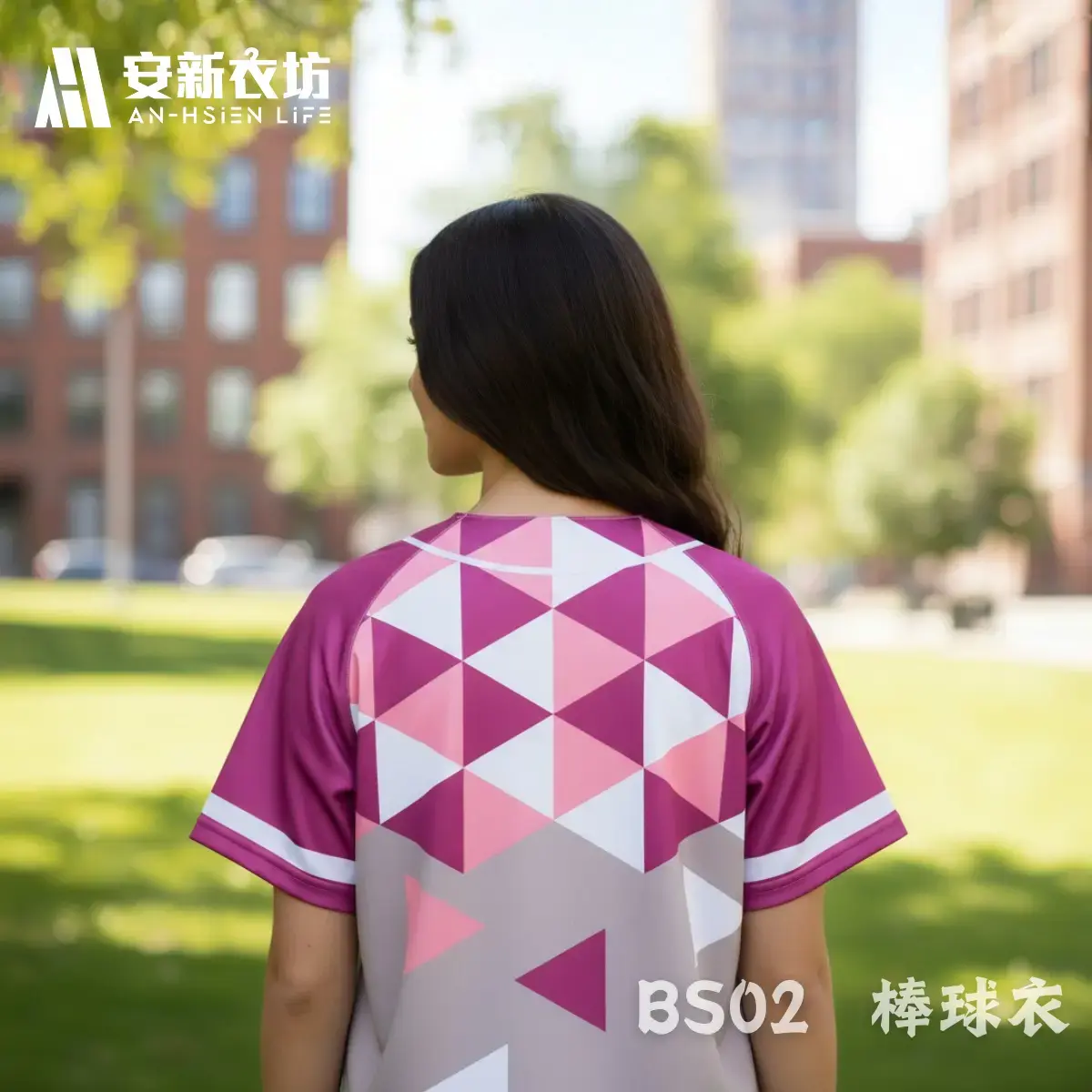 棒球衣BS02 安新衣坊BS02型號女款棒球衣背面實拍,展示粉紅與灰色幾何三角熱昇華圖騰,呈現修身剪裁背部細節。
