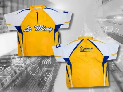 運動風衣 WB07 安新衣坊客製化短袖風衣實品照片,展示利銘企業專屬的黃白藍運動配色。採用熱昇華技術,清晰呈現胸前隊名、背後企業Logo與袖上號碼,版型為防風小立領半拉鍊款式。