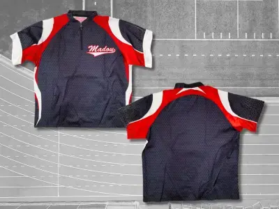 運動風衣 WB07 安新衣坊客製化短袖風衣實品照片,展示 Madou 專屬的黑、紅、白競技配色。採用熱昇華技術,黑色衣身帶有精緻幾何暗紋,胸前印有流線字體,版型為防風小立領半拉鍊款式。