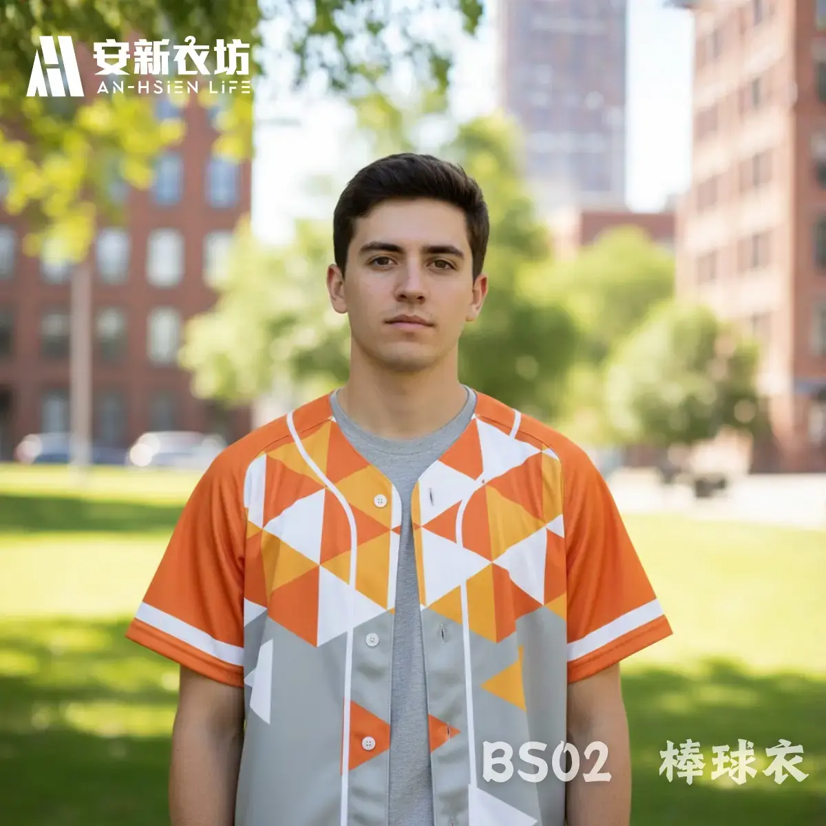 棒球衣BS02 安新衣坊BS02型號客製化棒球衣,模特兒展示橘灰白幾何三角形拼接設計,呈現現代潮流熱昇華團體服質感。