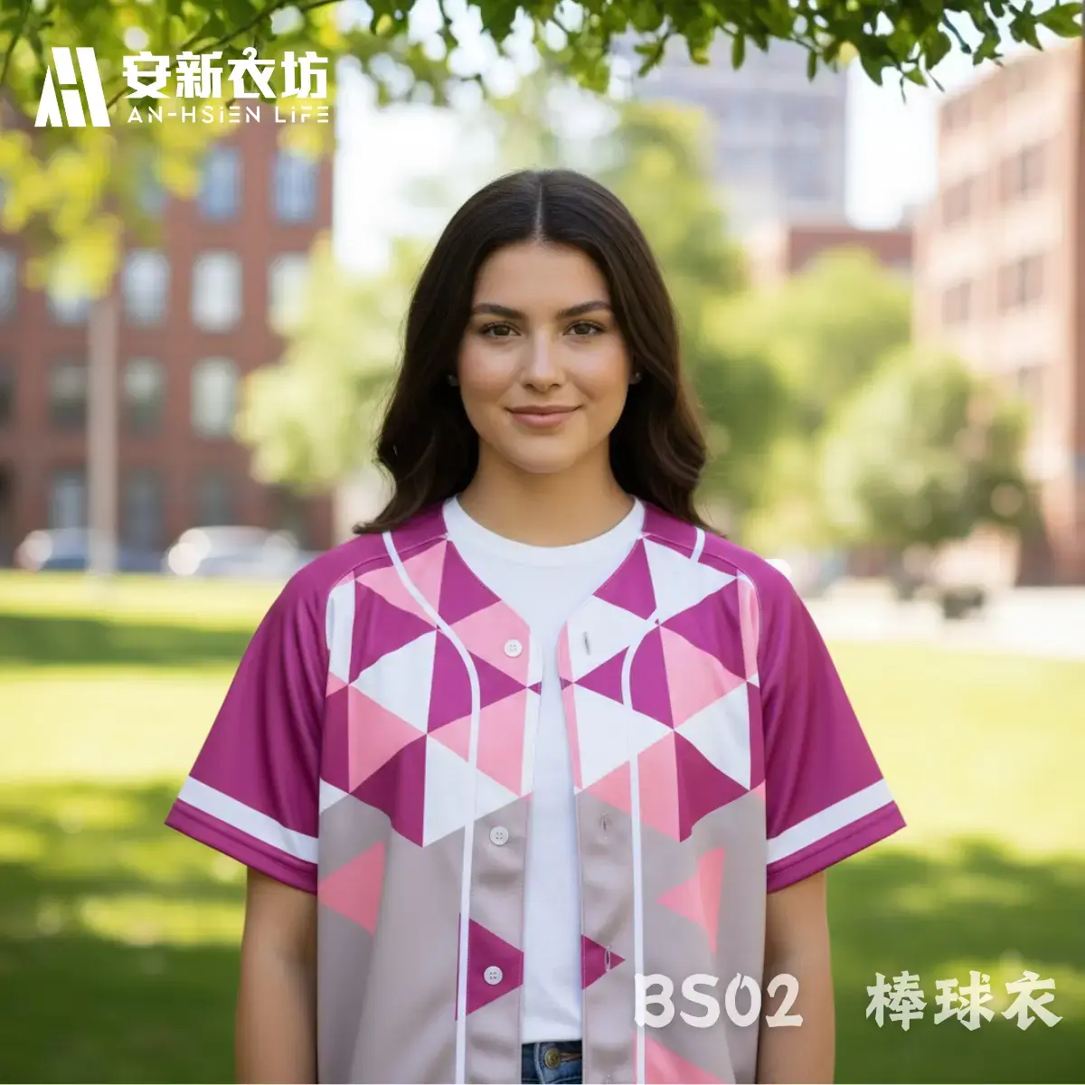 棒球衣BS02 安新衣坊BS02型號棒球衣女生實穿,展示粉紅、灰色與白色幾何三角拼接設計,呈現熱昇華女子團體服風格。