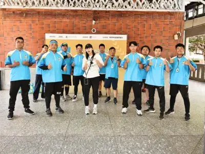 運動風衣 WB07 安新衣坊客製化短袖風衣團體實穿照。參與活動的團隊成員皆穿著專屬訂製的水藍色半拉鍊防風外套,展現極佳的團隊凝聚力,並完美示範安新衣坊在各種不同體型上的優異合身度。