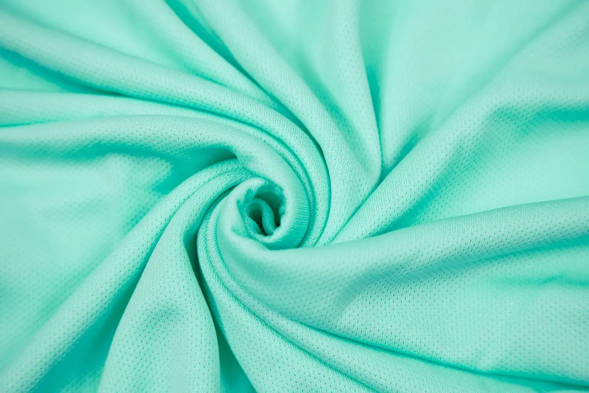 安新衣坊 CP101 海藍色排汗休閒圓領素T恤布料特寫。展示 CP Sports 專業平紋排汗布料的細膩質地，表面滑順無孔洞感，呈現高質感的深藍霧面色澤與細緻車縫線條。