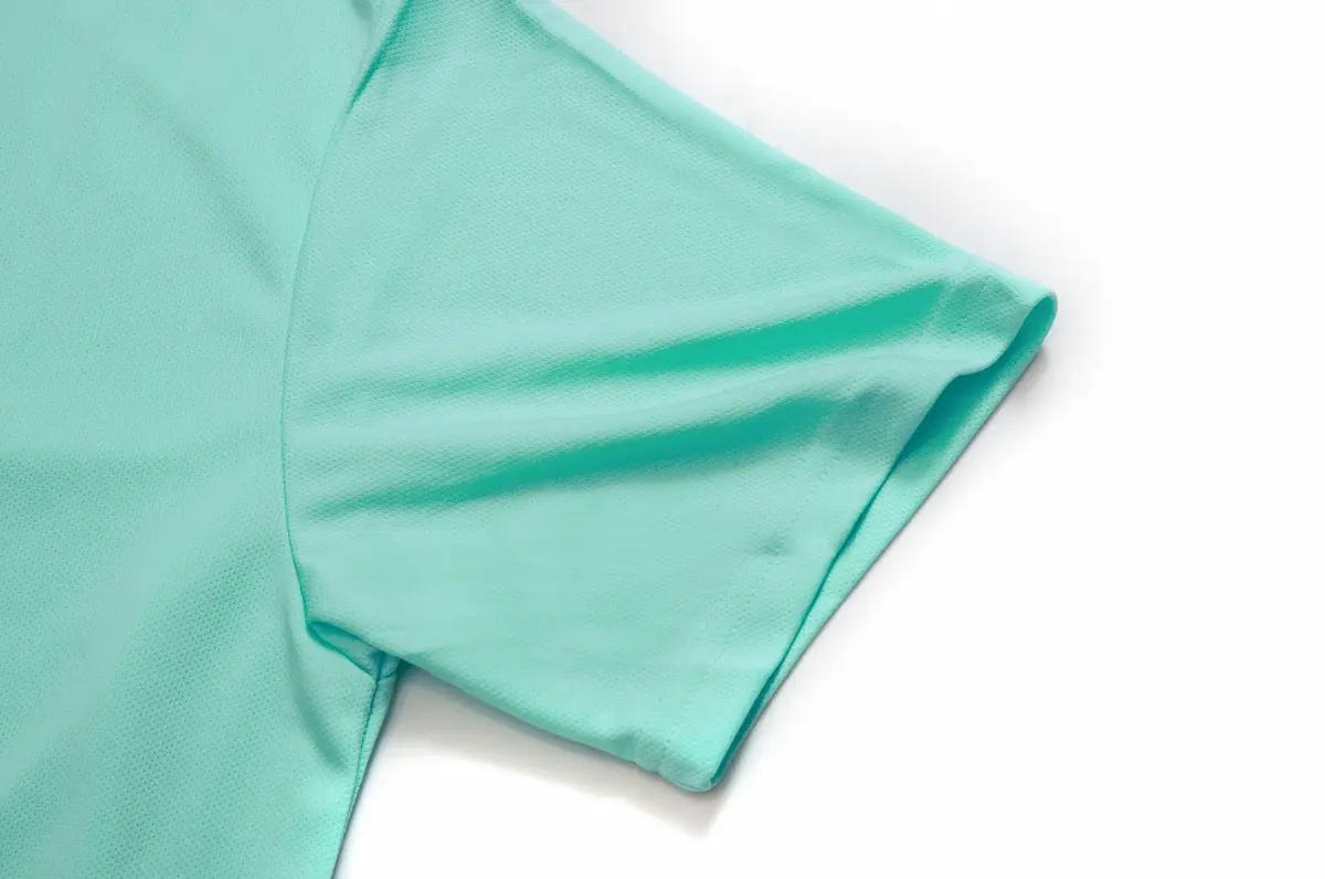 安新衣坊 CP101 海藍色排汗素T恤袖口特寫，展示 CP Sports 高品質排汗布料的透氣孔洞紋理與平整精細的車縫細節。