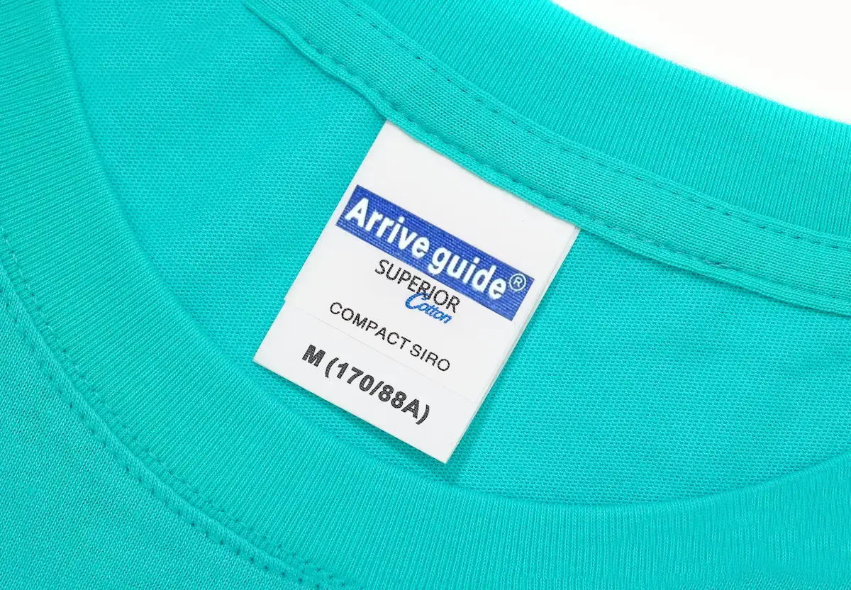 ARRIVE GUIDE AG21000 重磅 T 恤領口近照，展示細緻的二針加強壓線與緊密的領口羅紋，體現精梳棉平整抗皺的面料質感。