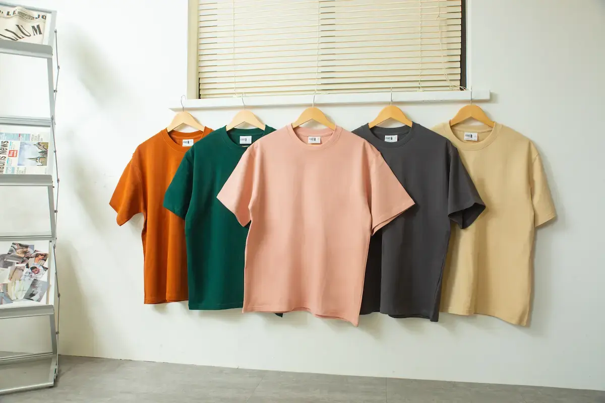 安新衣坊 Arrive Guide 重磅素 T 掛拍展示，包含焦糖色、森林綠、藕粉色、深灰色與卡其色等 5 種高質感配色。