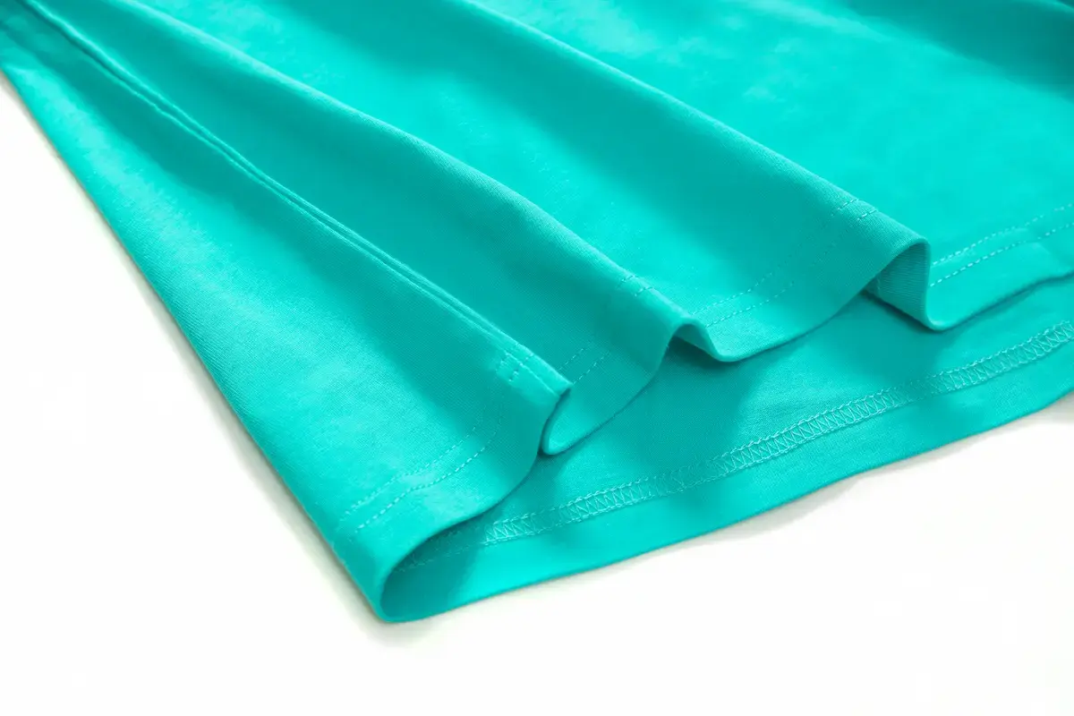 ARRIVE GUIDE AG21000 T 恤領口內部細節，展示高品質後領包邊織帶與精密車縫，防止領口鬆垮並提升穿著舒適度。