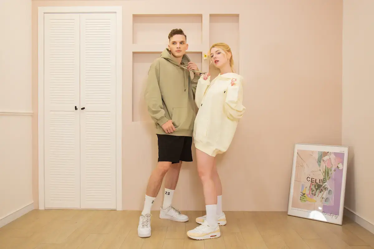 1m3a03Arrive Guide AG2000 男女模特兒實穿展示，分別穿著苔蘚綠與奶油色重磅寬版落肩連帽T，展現美式 Oversize 休閒風格。97