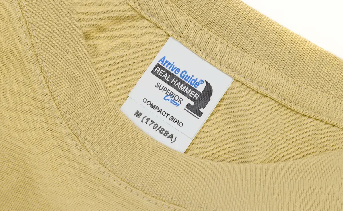 ARRIVE GUIDE AG24000 深卡其色 T 恤細節，展示 240克 16支紗緊密賽洛紡布料的紮實織紋與肩膀處的加強二針壓線工藝。